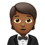 🤵🏾 Emoji Person im Smoking: mitteldunkle Hautfarbe Apple iOS 17.4.