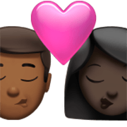 👨🏾‍❤️‍💋‍👩🏿 Emoji Beso - Hombre: Tono De Piel Oscuro Medio, Mujer: Tono De Piel Oscuro en Apple iOS 17.4.