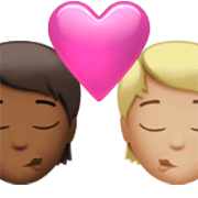 Emoji 🧑🏾‍❤️‍💋‍🧑🏼 Bacio Tra Coppia: persona, persona, Carnagione Abbastanza Scura, Carnagione Abbastanza Chiara su Apple iOS 17.4.