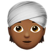 👳🏾 Emoji Pessoa Com Turbante: Pele Morena Escura na Apple iOS 17.4.