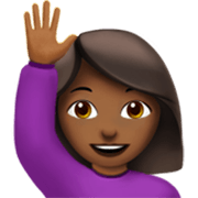 🙋🏾‍♀️ Emoji Mujer Con La Mano Levantada: Tono De Piel Oscuro Medio en Apple iOS 17.4.