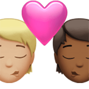 🧑🏼‍❤️‍💋‍🧑🏾 Emoji Beso: Persona, Persona, Tono De Piel Claro Medio, Tono De Piel Oscuro Medio en Apple iOS 17.4.