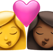 👩‍❤️‍💋‍👩🏾 Emoji sich küssendes Paar - Frau: mitteldunkle Hautfarbe, Frau Apple iOS 17.4.