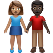 Émoji 👩🏽‍🤝‍👨🏿 Femme Et Homme Se Tenant La Main : Peau Légèrement Mate Et Peau Foncée sur Apple iOS 17.4.