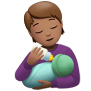 🧑🏽‍🍼 Emoji Pessoa Alimentando Bebê: Pele Morena na Apple iOS 17.4.