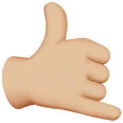 Emoji 🤙🏼 Mano Con Gesto Di Chiamata: Carnagione Abbastanza Chiara su Apple iOS 17.4.