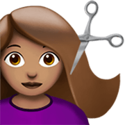 Émoji 💇🏽‍♀️ Femme Qui Se Fait Couper Les Cheveux : Peau Légèrement Mate sur Apple iOS 17.4.
