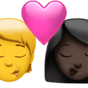 🧑‍❤️‍💋‍👩🏿 Emoji sich küssendes Paar: Person, Frau, Kein Hautton, dunkle Hautfarbe Apple iOS 17.4.