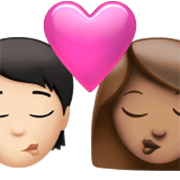 Emoji 🧑🏻‍❤️‍💋‍👩🏽 Bacio Tra Coppia: persona, Donna, Carnagione Chiara, Carnagione Olivastra su Apple iOS 17.4.