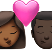 👩🏾‍❤️‍💋‍👨🏿 Emoji sich küssendes Paar - Frau: mitteldunkle Hautfarbe, Mann: dunkle Hautfarbe Apple iOS 17.4.