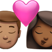 👨🏽‍❤️‍💋‍👩🏾 Emoji sich küssendes Paar - Mann: mittlere Hautfarbe, Frau: mitteldunkle Hautfarbe Apple iOS 17.4.