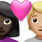 👩🏿‍❤️‍🧑🏼 Emoji Liebespaar: Frau, Person, dunkle Hautfarbe, mittelhelle Hautfarbe Apple iOS 17.4.