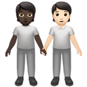🧑🏿‍🤝‍🧑🏻 Emoji sich an den Händen haltende Personen: dunkle Hautfarbe, helle Hautfarbe Apple iOS 17.4.
