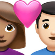 👩🏽‍❤️‍👨🏻 Emoji Liebespaar - Frau: mittlere Hautfarbe, Mann: helle Hautfarbe Apple iOS 17.4.