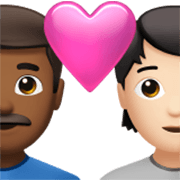 👨🏾‍❤️‍🧑🏻 Emoji Liebespaar: Mannn, Person, mitteldunkle Hautfarbe, helle Hautfarbe Apple iOS 17.4.