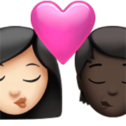 👩🏻‍❤️‍💋‍🧑🏿 Emoji Beso: Mujer, Persona, Tono De Piel Claro, Tono De Piel Oscuro en Apple iOS 17.4.