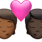 🧑🏾‍❤️‍💋‍🧑🏿 Emoji Beijo: Pessoa, Pessoa, Pele Morena Escura, Pele Escura na Apple iOS 17.4.