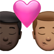 👨🏿‍❤️‍💋‍👨🏽 Emoji sich küssendes Paar - Mann: dunkle Hautfarbe, Mann: mittlere Hautfarbe Apple iOS 17.4.