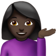 💁🏿‍♀️ Emoji Infoschalter-Mitarbeiterin: dunkle Hautfarbe Apple iOS 17.4.