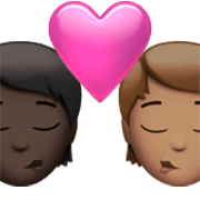 Emoji 🧑🏿‍❤️‍💋‍🧑🏽 Bacio Tra Coppia: persona, persona, Carnagione Scura, Carnagione Olivastra su Apple iOS 17.4.
