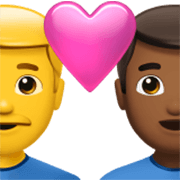 👨‍❤️‍👨🏾 Emoji Liebespaar - Mann, Mann: mitteldunkle Hautfarbe Apple iOS 17.4.