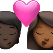sich küssendes Paar: Person, Frau, dunkle Hautfarbe, mitteldunkle Hautfarbe Apple iOS 17.4.