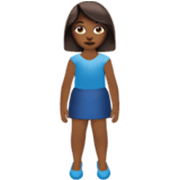 stehende Frau: mitteldunkle Hautfarbe Apple iOS 17.4.