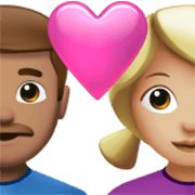 Emoji 👨🏽‍❤️‍👩🏼 Coppia Con Cuore - Uomo: Carnagione Olivastra, Donna: Carnagione Abbastanza Chiara su Apple iOS 17.4.