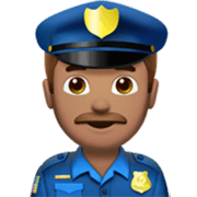 👮🏽‍♂️ Emoji Polizist: mittlere Hautfarbe Apple iOS 17.4.
