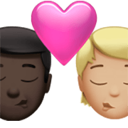 👨🏿‍❤️‍💋‍🧑🏼 Emoji Beso: Hombre, Persona, Tono De Piel Oscuro, Tono De Piel Claro Medio en Apple iOS 17.4.