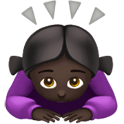 sich verbeugende Frau: dunkle Hautfarbe Apple iOS 17.4.