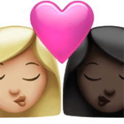 👩🏼‍❤️‍💋‍👩🏿 Emoji Beijo - Mulher: Pele Clara, Mulher: Pele Escura na Apple iOS 17.4.