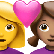 👩‍❤️‍👩🏽 Emoji Casal Apaixonado - Mulher, Mulher: Pele Morena na Apple iOS 17.4.