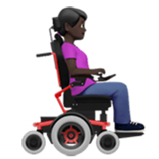 👩🏿‍🦼‍➡️ Emoji Mulher em cadeira de rodas motorizada virada para a direita: tom de pele escuro na Apple iOS 17.4.