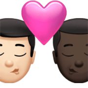 👨🏻‍❤️‍💋‍👨🏿 Emoji sich küssendes Paar - Mann: helle Hautfarbe, Mann: dunkle Hautfarbe Apple iOS 17.4.