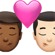👨🏾‍❤️‍💋‍👨🏻 Emoji sich küssendes Paar - Mann: mitteldunkle Hautfarbe, Mann: helle Hautfarbe Apple iOS 17.4.
