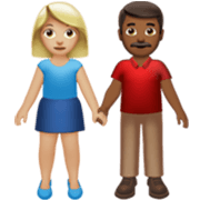 Émoji 👩🏼‍🤝‍👨🏾 Femme Et Homme Se Tenant La Main : Peau Moyennement Claire Et Peau Mate sur Apple iOS 17.4.