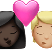 Emoji 👩🏿‍❤️‍💋‍🧑🏼 Bacio Tra Coppia: Donna, persona, Carnagione Scura, Carnagione Abbastanza Chiara su Apple iOS 17.4.