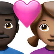 👨🏿‍❤️‍👩🏽 Emoji Casal Apaixonado - Homem: Pele Escura, Mulher: Pele Morena na Apple iOS 17.4.
