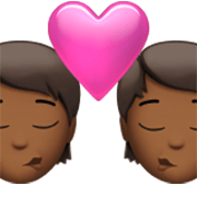 🧑🏾‍❤️‍💋‍🧑🏾 Emoji Beijo: Pessoa, Pessoa, Pele Morena Escura na Apple iOS 17.4.