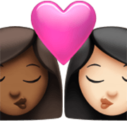 👩🏾‍❤️‍💋‍👩🏻 Emoji Beijo - Mulher: Pele Morena Escura, Mulher: Pele Clara na Apple iOS 17.4.