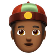 👲🏾 Emoji Hombre Con Gorro Chino: Tono De Piel Oscuro Medio en Apple iOS 17.4.