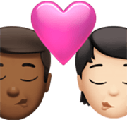 👨🏾‍❤️‍💋‍🧑🏻 Emoji sich küssendes Paar: Mannn, Person, mitteldunkle Hautfarbe, helle Hautfarbe Apple iOS 17.4.