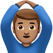Emoji 🙆🏽‍♂️ Uomo Con Gesto OK: Carnagione Olivastra su Apple iOS 17.4.