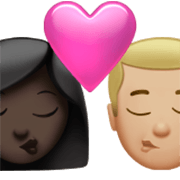 Emoji 👩🏿‍❤️‍💋‍👨🏼 Bacio Tra Coppia - Donna: Carnagione Scura, Uomo: Carnagione Abbastanza Chiara su Apple iOS 17.4.