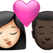 Emoji 👩🏻‍❤️‍💋‍👨🏿 Bacio Tra Coppia - Donna: Carnagione Chiara, Uomo: Carnagione Scura su Apple iOS 17.4.
