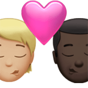 Emoji 🧑🏼‍❤️‍💋‍👨🏿 Bacio Tra Coppia: persona, uomo, Carnagione Abbastanza Chiara, Carnagione Scura su Apple iOS 17.4.