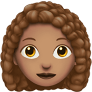 👩🏽‍🦱 Emoji Mulher: Pele Morena E Cabelo Cacheado na Apple iOS 17.4.