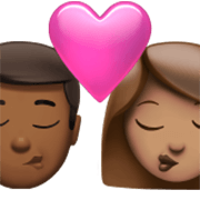 👨🏾‍❤️‍💋‍👩🏽 Emoji Beso - Hombre: Tono De Piel Oscuro Medio, Mujer: Tono De Piel Medio en Apple iOS 17.4.