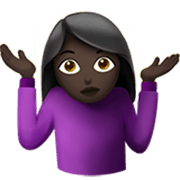 🤷🏿‍♀️ Emoji schulterzuckende Frau: dunkle Hautfarbe Apple iOS 17.4.